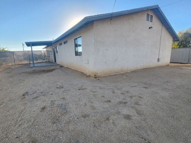 Building Photo - Spacious 3 Bedroom 2 Bathroom available now!