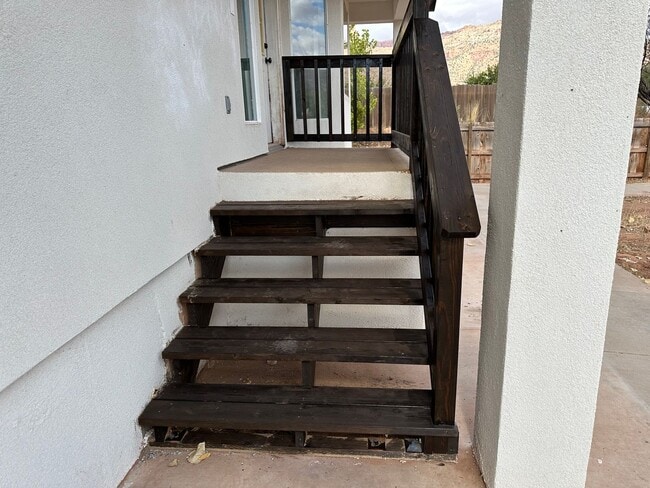 Building Photo - Remodeled 3 bed 3 bath apartment