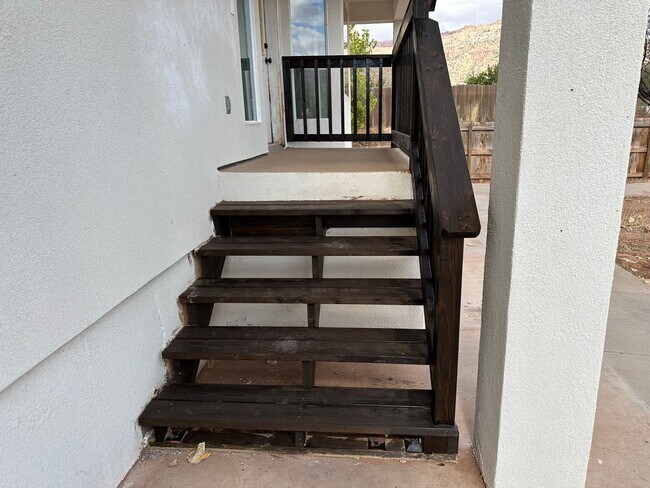 Building Photo - *utilities included* Remodeled 3 bed 3 bat...