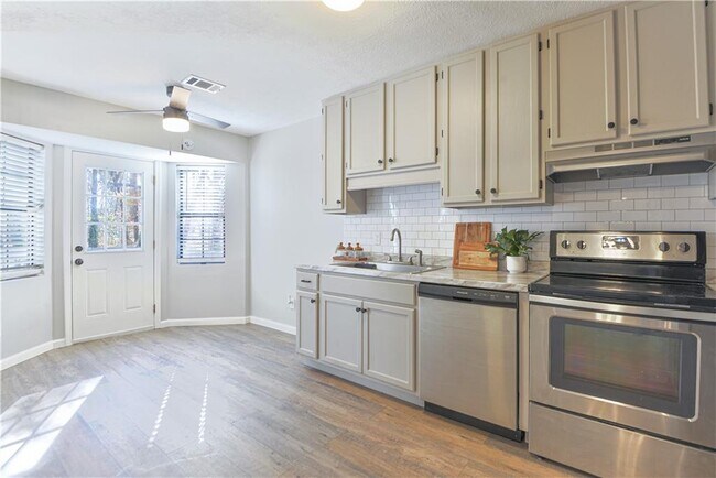 Building Photo - 736 Regina Ct NW