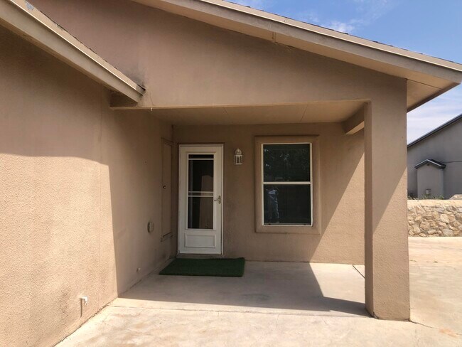 Building Photo - 6216 Lovebird Ln