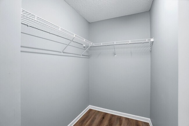 Building Photo - 2 Bedroom End Unit Townhome in University Heights!