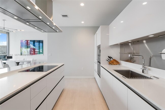 Building Photo - 1000 Brickell Plaza