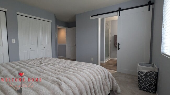 Building Photo - Flowing floorplan, minutes from I-5!!!