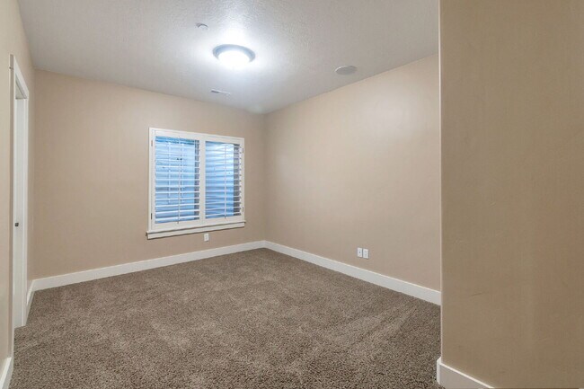 Building Photo - Suncrest — Stunning 4 Bed, 4 Bath Home - SPACIOUS LIVING