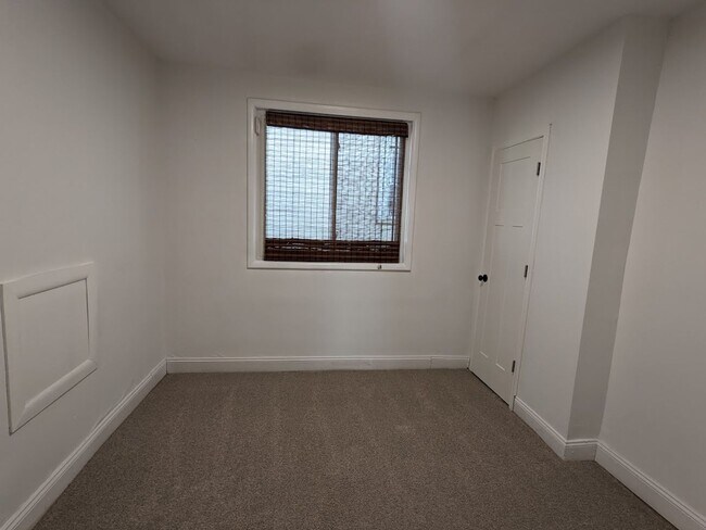 Building Photo - 546 E Jenkins Ave