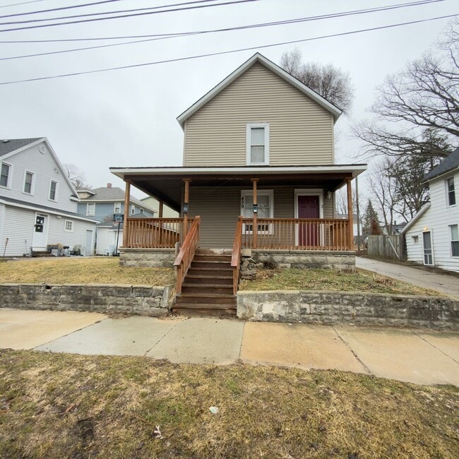 Building Photo - 439 More St NE