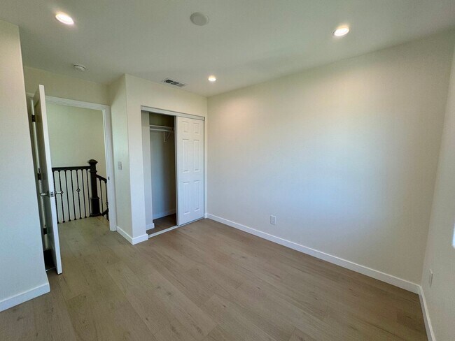 Building Photo - 147 E 59th St