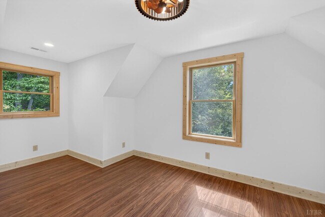 Building Photo - 308 Acres Ct