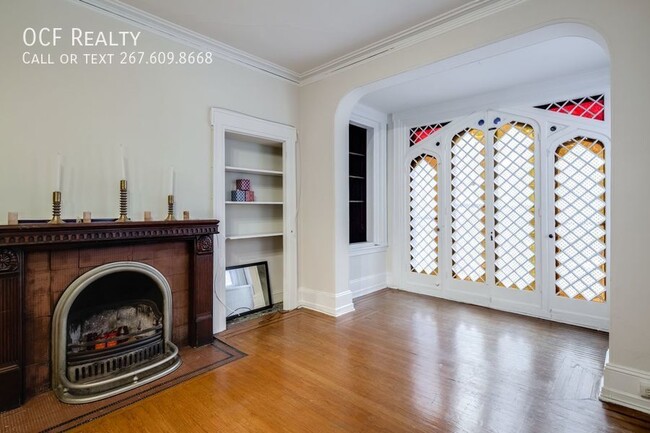 Building Photo - Charming Two Bed Rittenhouse Apartment