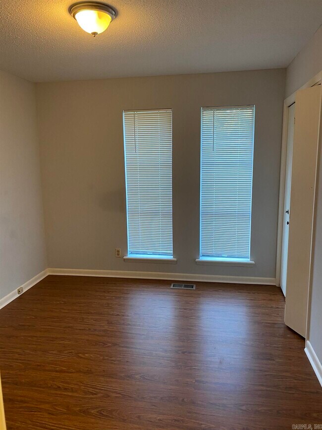 Building Photo - 10883 Bainbridge Dr