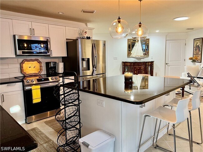 Building Photo - 283 Cypress Way W