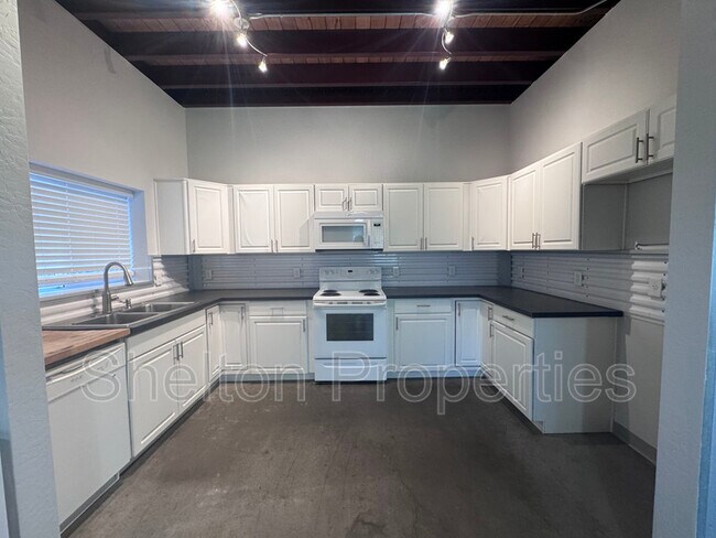 Building Photo - 2121 W Hayward Ave