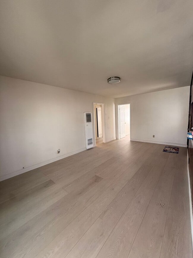 Building Photo - AWESOME 3 BEDROOM 1 BATH HOME