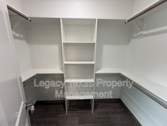 Building Photo - 910 Fuller Ave