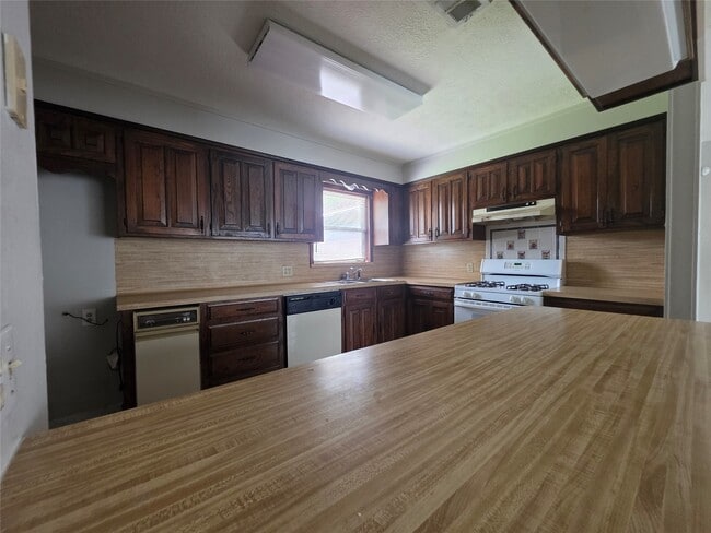 Building Photo - 705 N Circle Dr