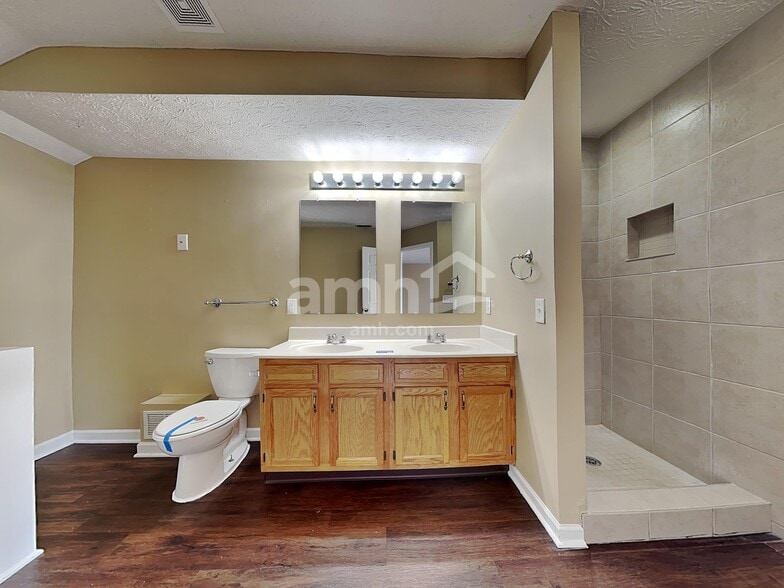 Building Photo - 1342 Shannon Ln