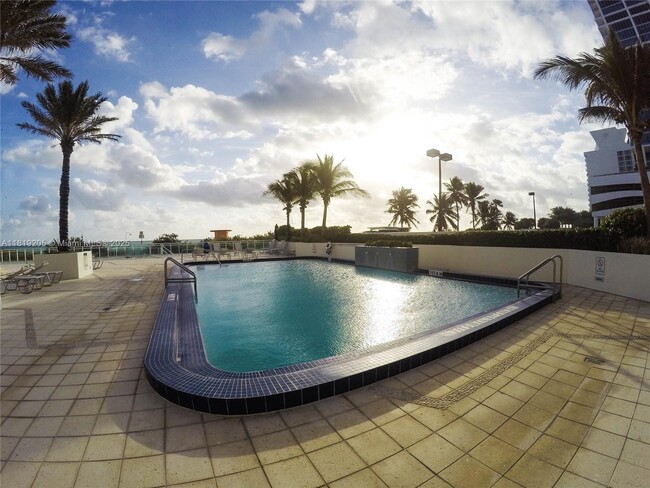 Building Photo - 6917 Collins Ave