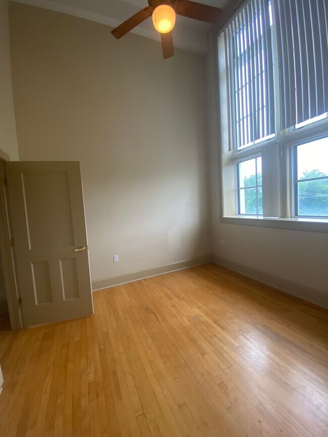 Building Photo - $200 OFF! Updated 3 Bed 1 Bath Apartment w...