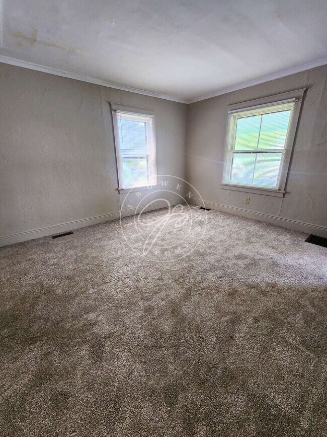 Building Photo - Spacious 3-Bedroom Home with Bonus Room and 1.5 Baths