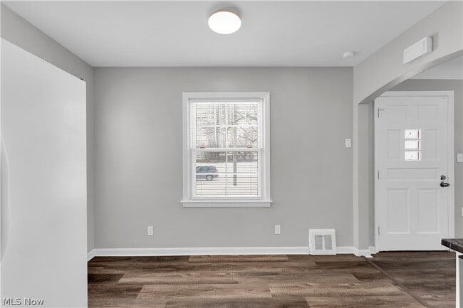 Building Photo - 876 E 209th St