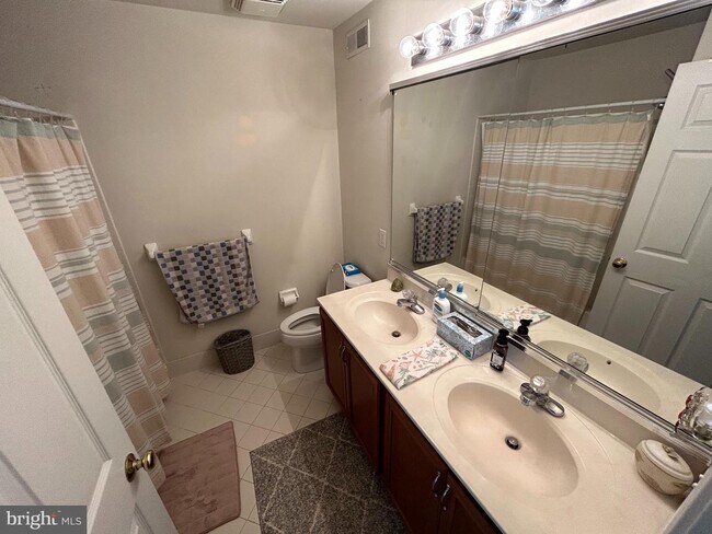 Building Photo - 2387 Dorchester St W