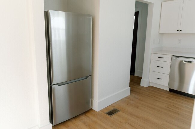 Building Photo - 114 Baker St