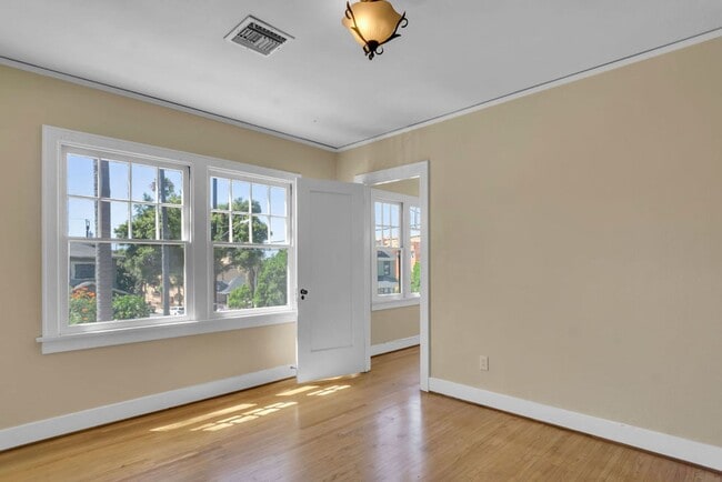 Building Photo - Great upstairs bungalow in Hillcrest with one car garage!