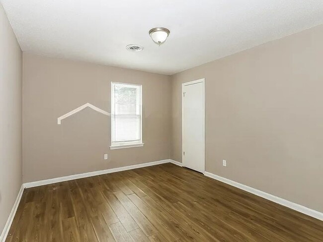 Building Photo - 255 Oak Lake Dr