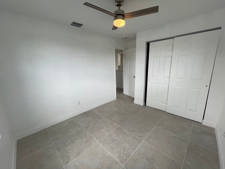 Building Photo - 957 Lewis Dr