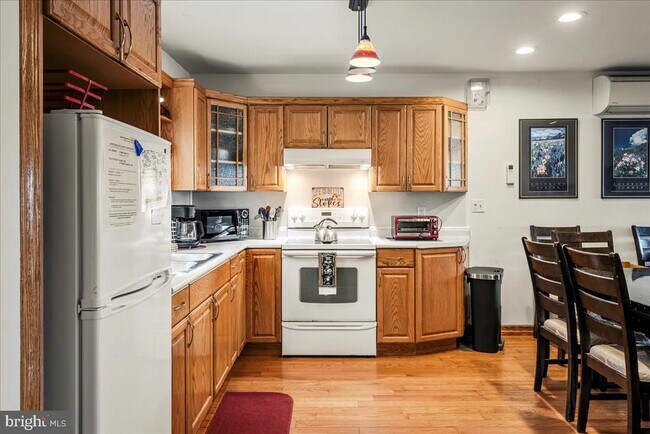 Building Photo - 31 Middle Village Way