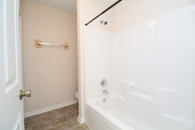 Building Photo - 2 bedroom 1 bathroom home with an open liv...