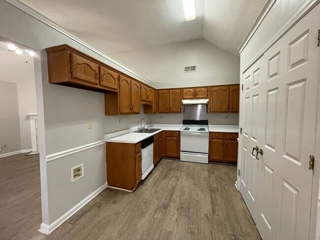 Building Photo - VILLAGES OF PLUM POINT, NEW FLOORS!