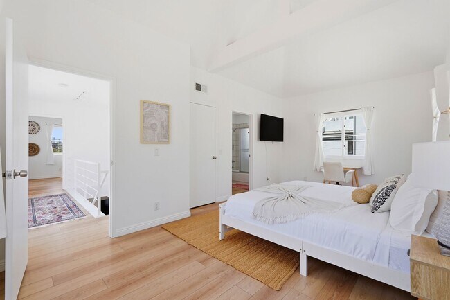 Building Photo - 525 Venice Way