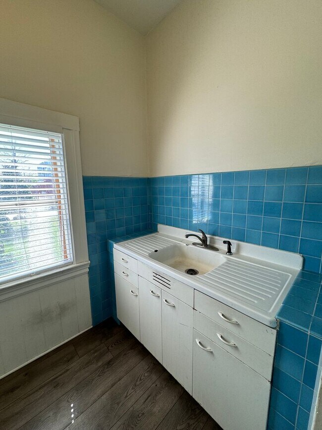 Building Photo - Remodeled 2bed/2bath HOME IN MIDTOWN! CENT...