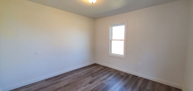 Building Photo - 2 bedroom 1 bath home in Lockwood!