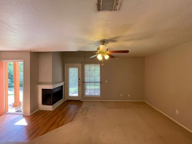 Building Photo - Spacious and bright 2 story condo!