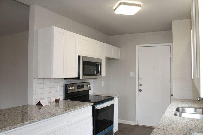 Building Photo - 6409 Macarthur Dr