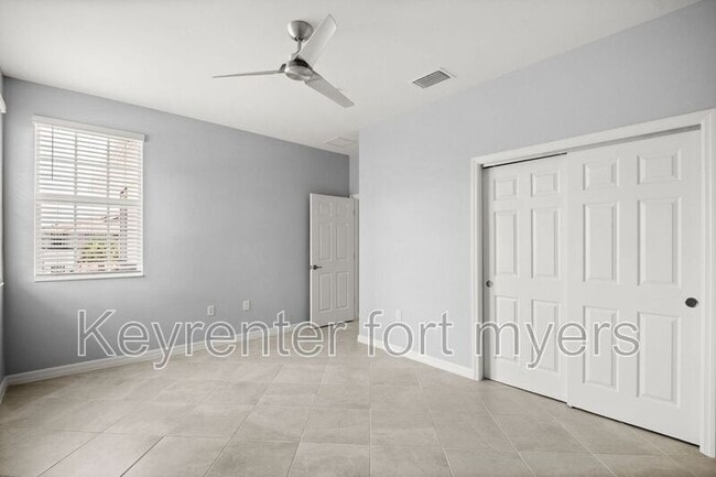 Building Photo - 12000 Santaluz Dr