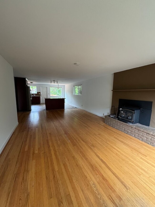 Building Photo - Spacious 4 Bedroom in Beacon Hill!  Lots of Updates, Perfect Location!