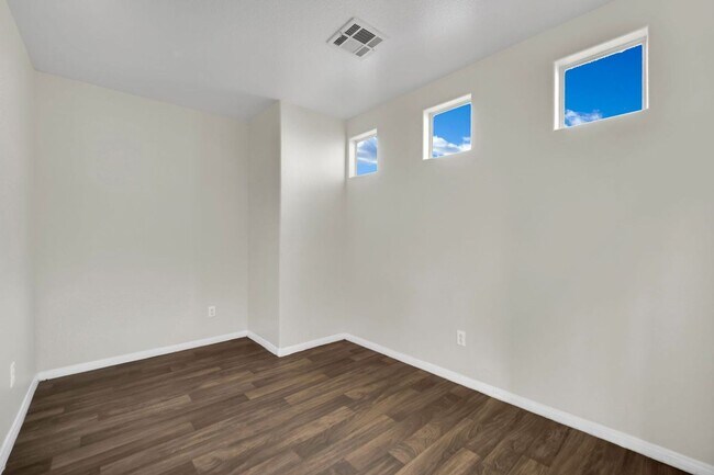 Building Photo - Cute 3 bedroom 1 car garage 2 story home!