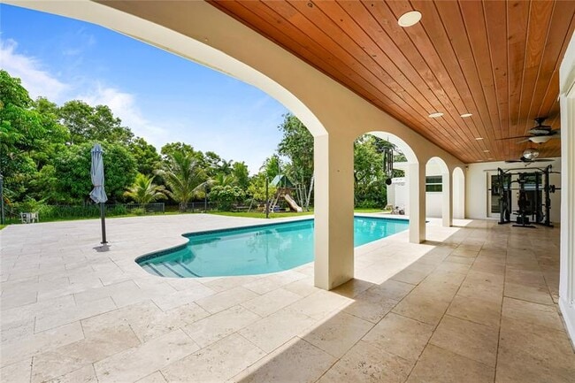 Building Photo - 1120 E Tropical Way