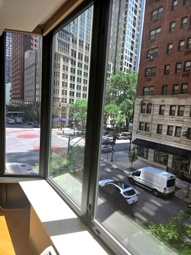 Building Photo - 40 E Delaware Pl