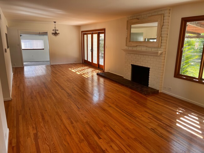 Living room - 11629 Woodley Ave