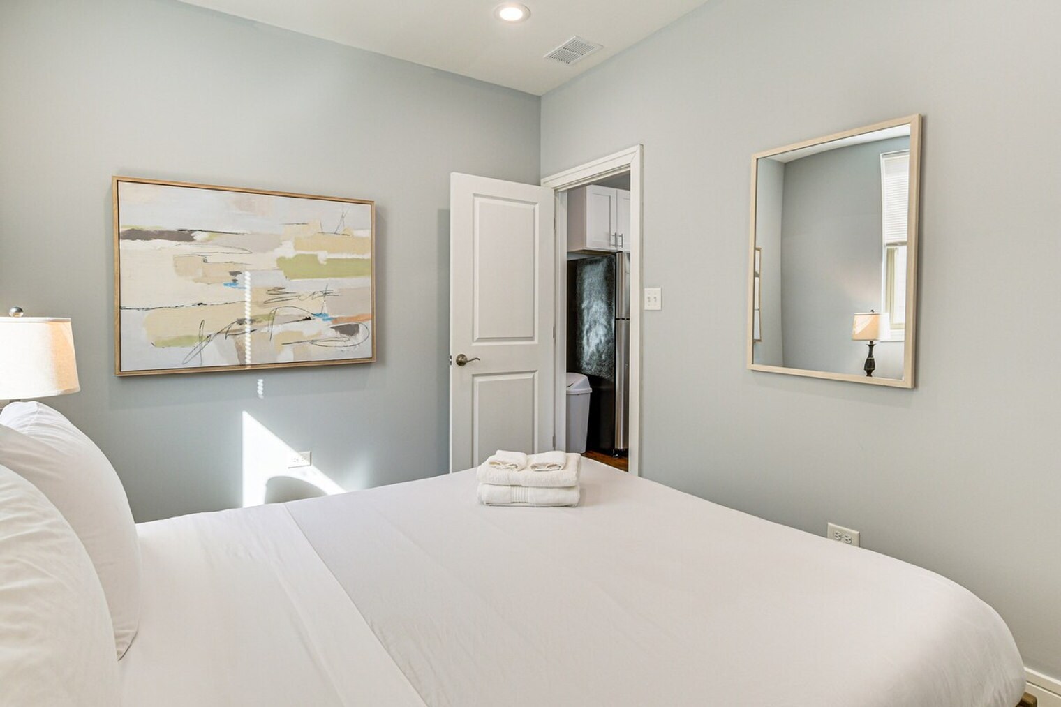 Building Photo - 2113 W Armitage Ave