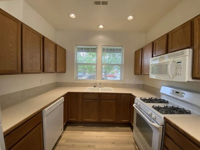 Building Photo - 660 Callahan Dr
