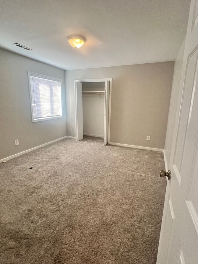 Building Photo - 3 Bedroom 2 Bathroom Duplex