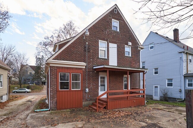 Building Photo - Large Firestone 4 Bed Brick Home