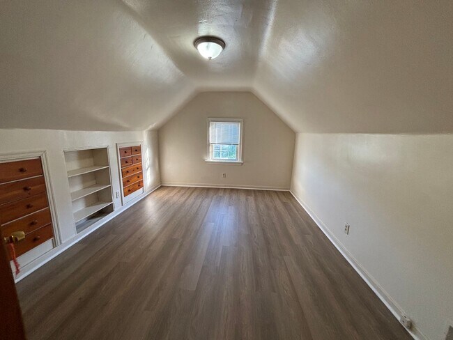 Building Photo - 3106 Southern Dr