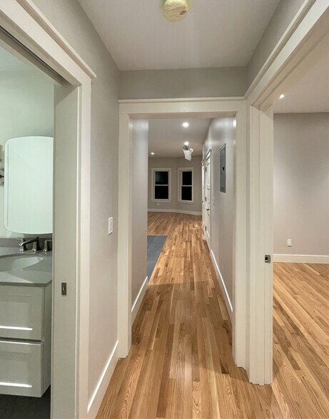 Building Photo - 70 Spring St